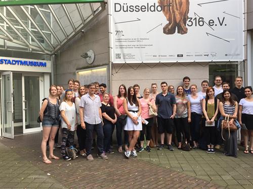 students at the city museum of düsseldorf